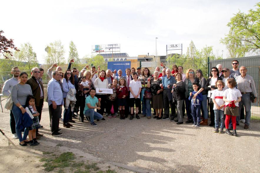 Entrega de Llaves de Huertos Urbanos en Arroyo de La Vega - Posado de los vecinos con sus llaves.