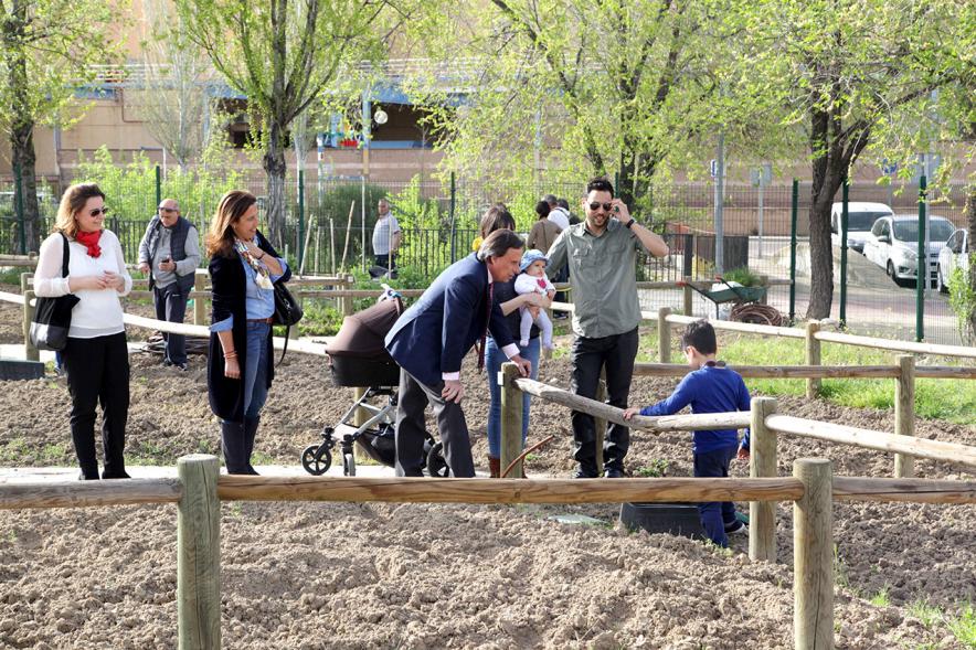 Entrega de Llaves de Huertos Urbanos en Arroyo de La Vega - Imagen del alcalde hablando con los vecinos.