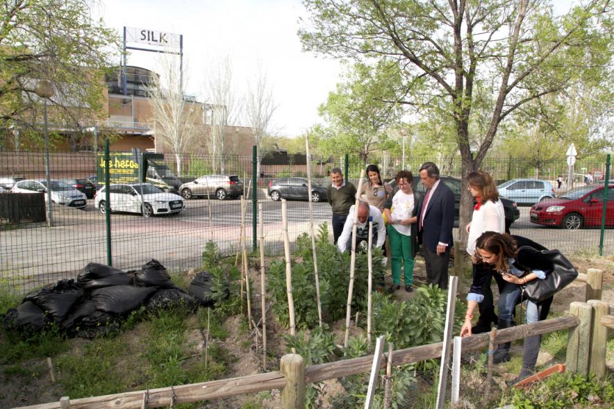Entrega de Llaves de Huertos Urbanos en Arroyo de La Vega -Imagen de las autoridades municipales visitando los huertos.