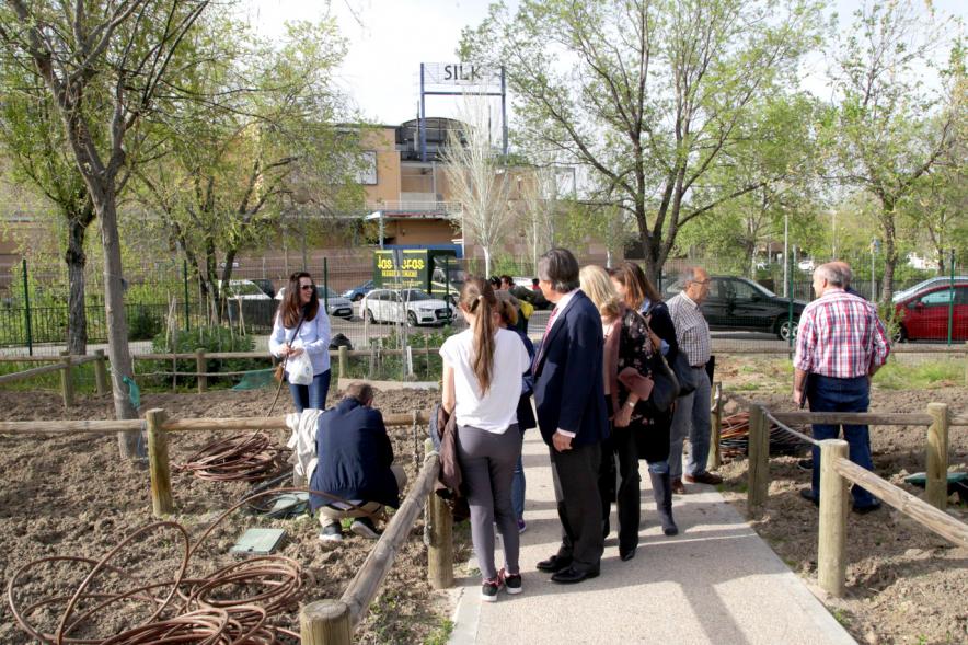 Entrega de Llaves de Huertos Urbanos en Arroyo de La Vega - Imagen posterior del alcalde con los vecinos.