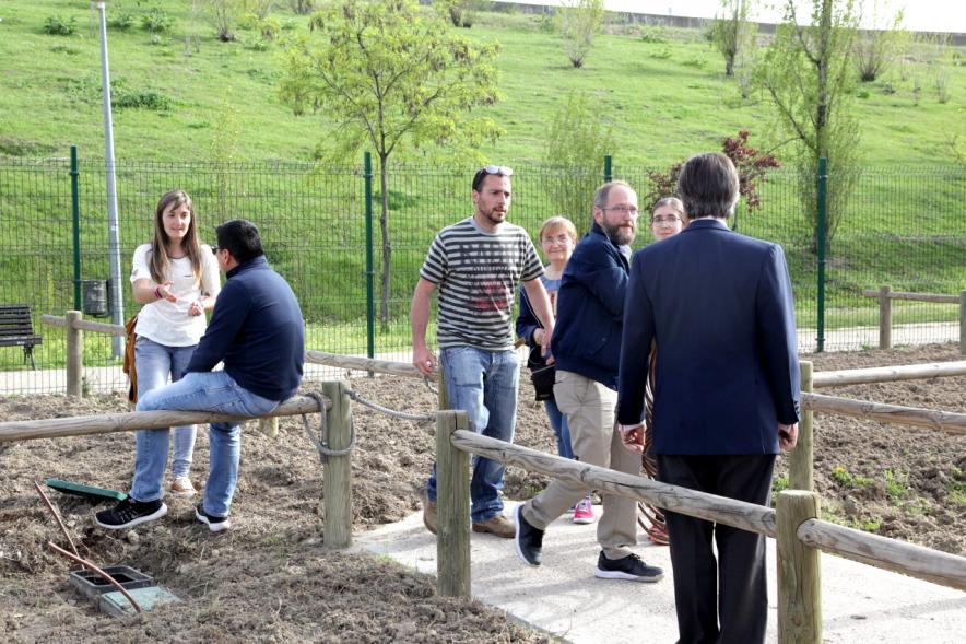 Entrega de Llaves de Huertos Urbanos en Arroyo de La Vega - Imagen de los vecinos tomando posesión de sus huertos.