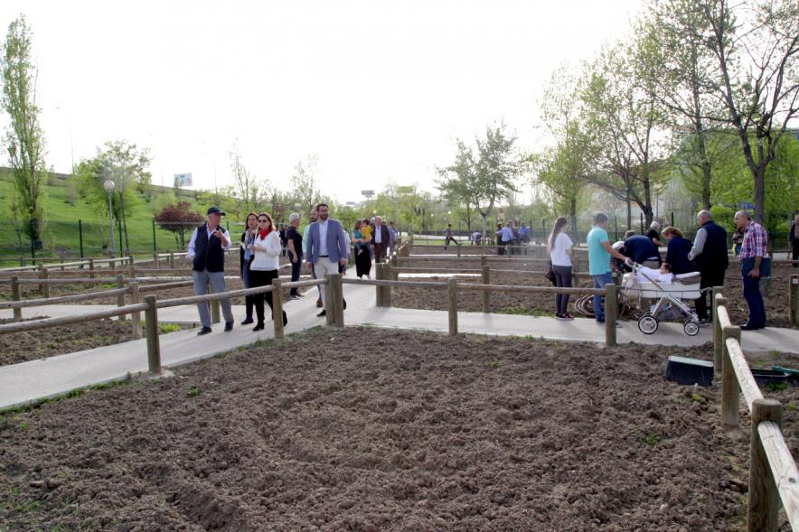 Entrega de Llaves de Huertos Urbanos en Arroyo de La Vega -Imagen de las autoridades municipales visitando los huertos.
