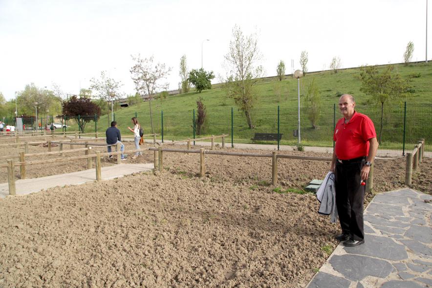 Entrega de Llaves de Huertos Urbanos en Arroyo de La Vega - Posado de un vecino en su huerto.