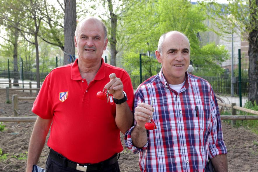 Entrega de Llaves de Huertos Urbanos en Arroyo de La Vega - Posado de dos vecinos con sus llaves.