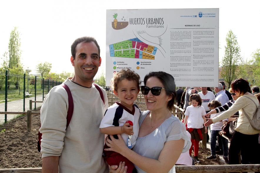 Entrega de Llaves de Huertos Urbanos en Arroyo de La Vega -Posado de una familia con sus llaves.