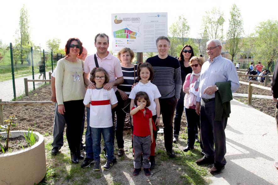 Entrega de Llaves de Huertos Urbanos en Arroyo de La Vega - Posado de una familia con sus llaves.