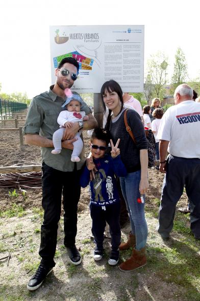 Entrega de Llaves de Huertos Urbanos en Arroyo de La Vega - Posado de una familia con sus llaves.