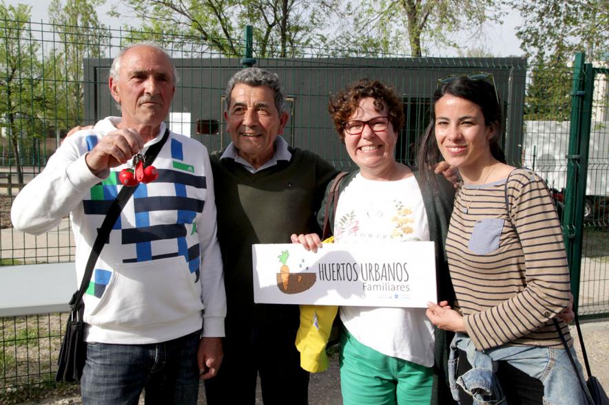 Entrega de Llaves de Huertos Urbanos en Arroyo de La Vega - Posado de los vecinos con sus llaves.