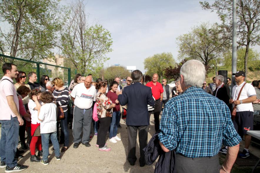 Entrega de Llaves de Huertos Urbanos en Arroyo de La Vega - Imagen de todos los  dueños de los huertos con el alcalde.