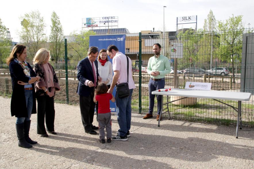 Entrega de Llaves de Huertos Urbanos en Arroyo de La Vega - El alcalde y los concejales entregan unas llaves.