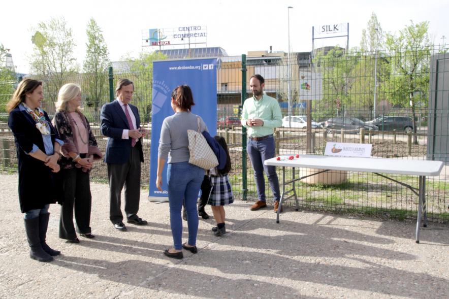 Entrega de Llaves de Huertos Urbanos en Arroyo de La Vega - El alcalde y los concejales entregan unas llaves.