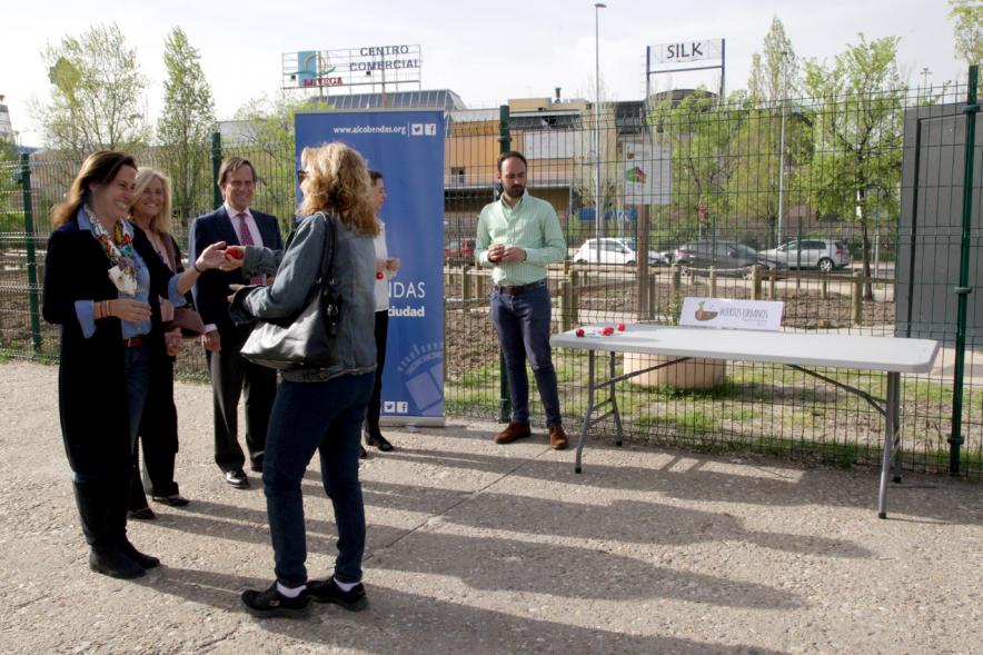 Entrega de Llaves de Huertos Urbanos en Arroyo de La Vega - El alcalde y los concejales entregan unas llaves.