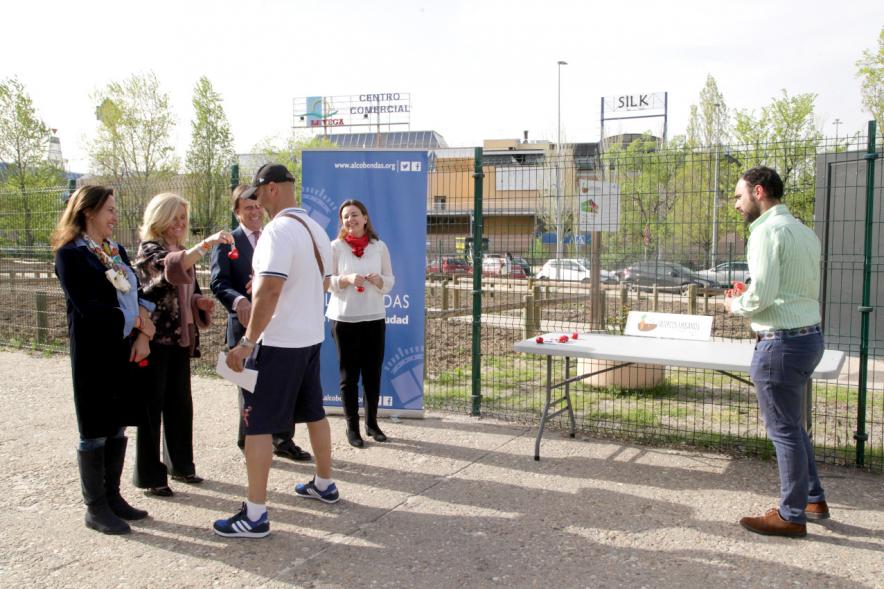 Entrega de Llaves de Huertos Urbanos en Arroyo de La Vega - El alcalde, los concejales, entregan las llaves a un vecino.