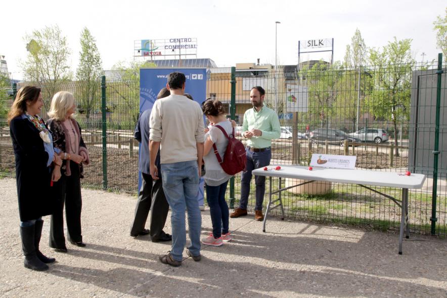 Entrega de Llaves de Huertos Urbanos en Arroyo de La Vega -  El alcalde, los concejales, entregan las llaves a un vecino.