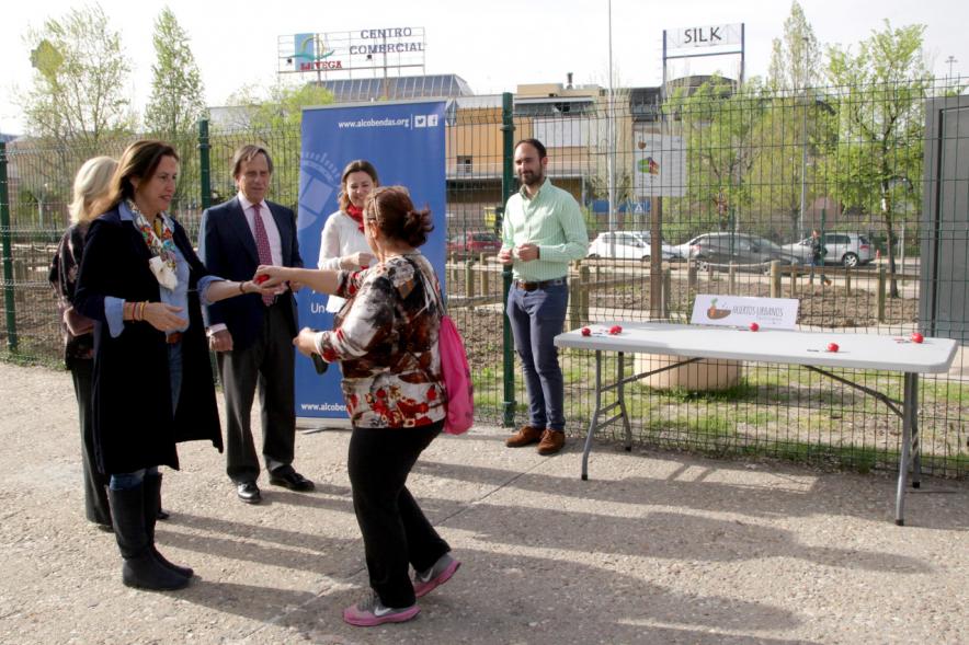 Entrega de Llaves de Huertos Urbanos en Arroyo de La Vega -El alcalde, los concejales, entregan las llaves a una vecino.