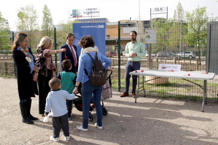 Entrega de Llaves de Huertos Urbanos en Arroyo de La Vega - El alcalde, los concejales, entregan las llaves a un vecino.