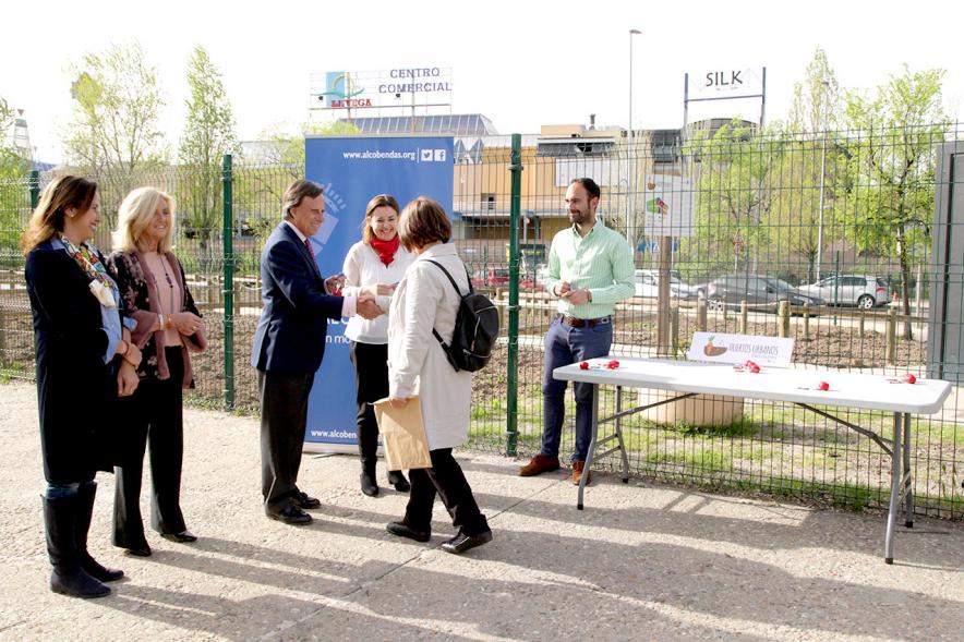 Entrega de Llaves de Huertos Urbanos en Arroyo de La Vega - El alcalde, los concejales, entregan las llaves a un vecino.