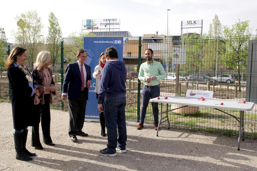 Entrega de Llaves de Huertos Urbanos en Arroyo de La Vega -  El alcalde y los concejales entregan unas llaves.