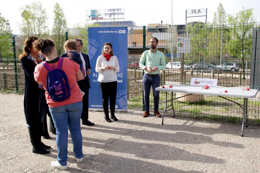 Entrega de Llaves de Huertos Urbanos en Arroyo de La Vega - El alcalde, los concejales, entregan las llaves a una vecina.