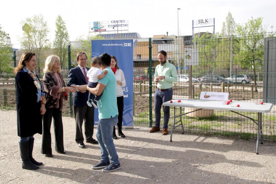 Entrega de Llaves de Huertos Urbanos en Arroyo de La Vega -  El alcalde, los concejales, entregan las llaves a un vecino