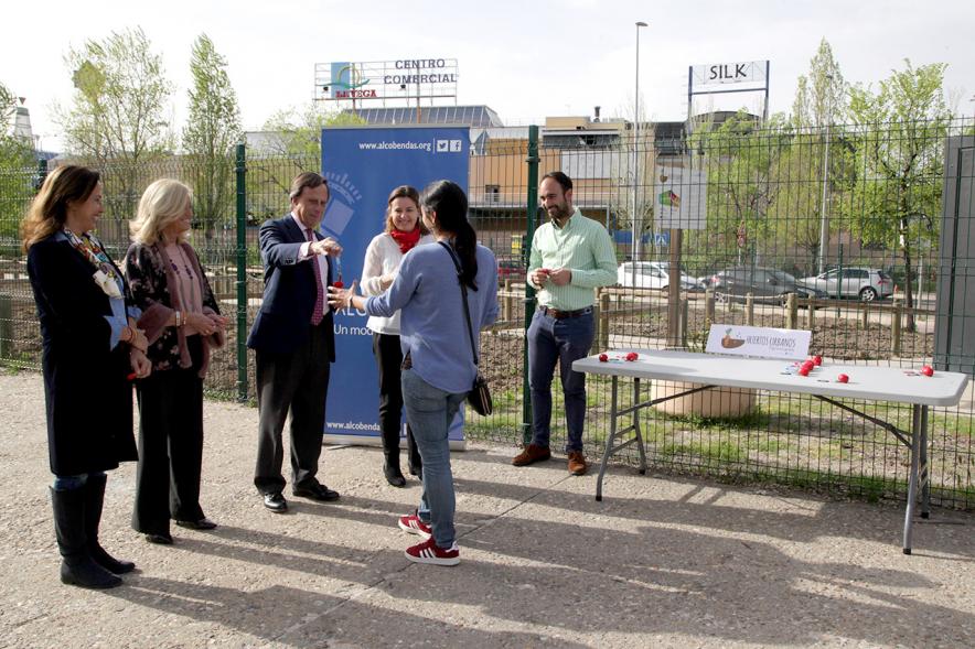 Entrega de Llaves de Huertos Urbanos en Arroyo de La Vega - El alcalde, los concejales, entregan las llaves a un vecino.