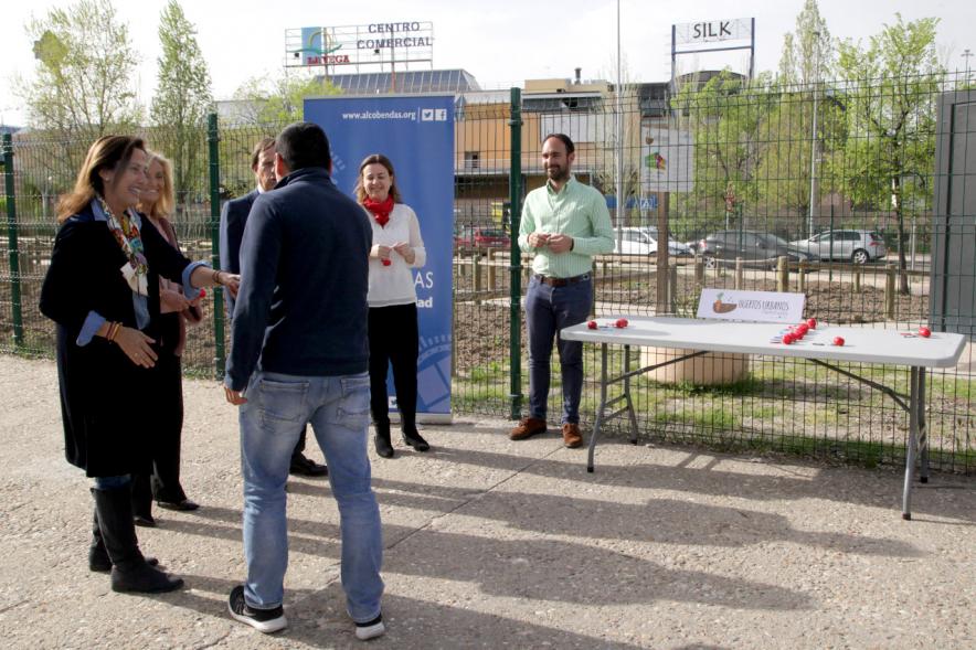 Entrega de Llaves de Huertos Urbanos en Arroyo de La Vega -  El alcalde, los concejales, entregan las llaves a un vecino.
