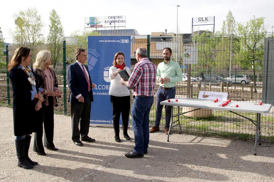 Entrega de Llaves de Huertos Urbanos en Arroyo de La Vega -El alcalde, los concejales, entregan las llaves a un vecino.