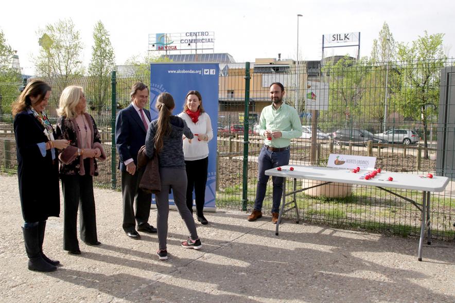 Entrega de Llaves de Huertos Urbanos en Arroyo de La Vega - El alcalde, los concejales, entregan las llaves a un vecino.