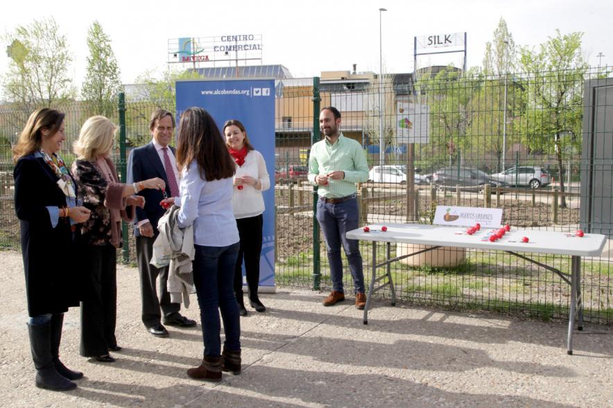 Entrega de Llaves de Huertos Urbanos en Arroyo de La Vega - El alcalde, los concejales, entregan las llaves a un vecino.