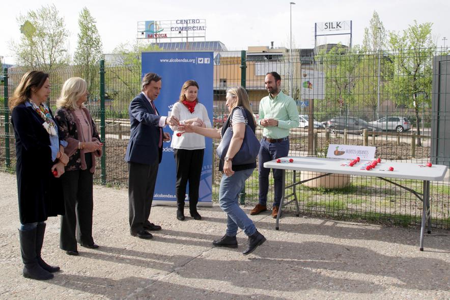 Entrega de Llaves de Huertos Urbanos en Arroyo de La Vega - El alcalde, los concejales, entregan las llaves a un vecino.