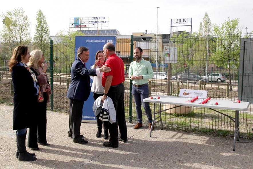 Entrega de Llaves de Huertos Urbanos en Arroyo de La Vega - El alcalde, los concejales, entregan las llaves a un vecino.