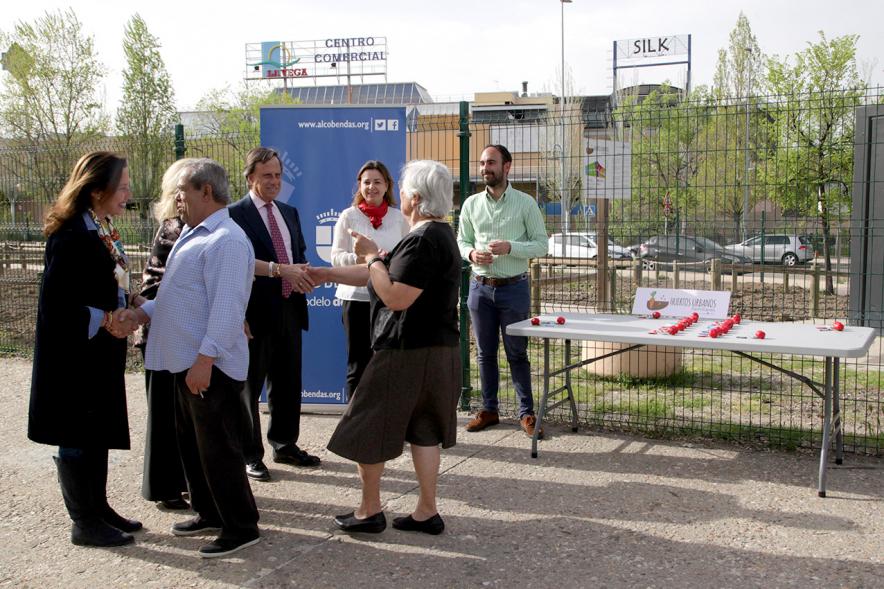 Entrega de Llaves de Huertos Urbanos en Arroyo de La Vega - El alcalde, los concejales, entregan las llaves a un vecino.