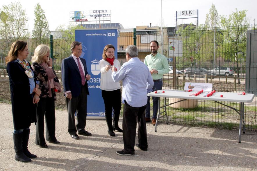 Entrega de Llaves de Huertos Urbanos en Arroyo de La Vega - El alcalde, los concejales, entregan las llaves a un vecino.