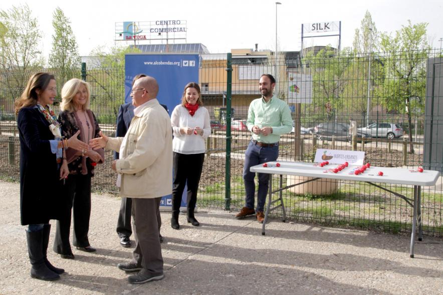 Entrega de Llaves de Huertos Urbanos en Arroyo de La Vega - El alcalde, los concejales, entregan las llaves a un vecino.
