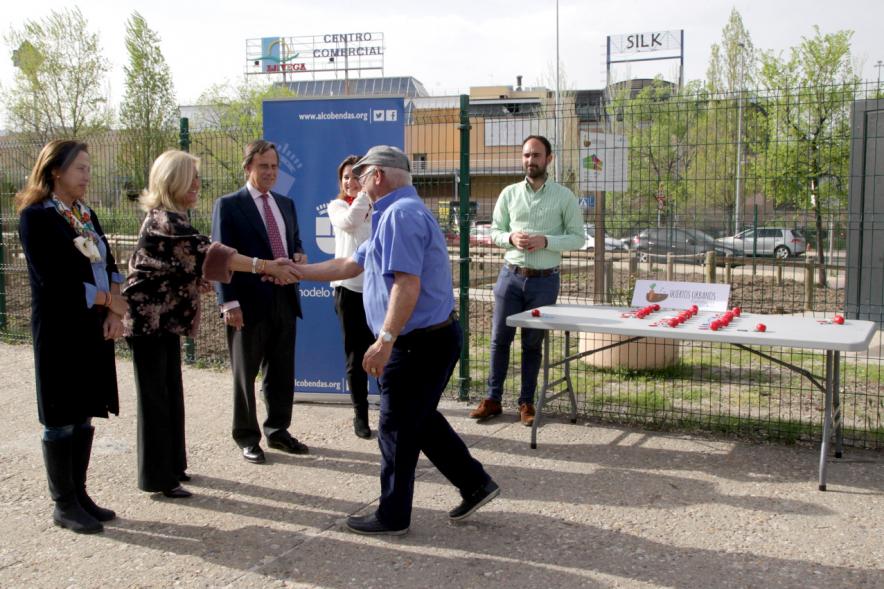 Entrega de Llaves de Huertos Urbanos en Arroyo de La Vega - El alcalde, los concejales, entregan las llaves a un vecino.