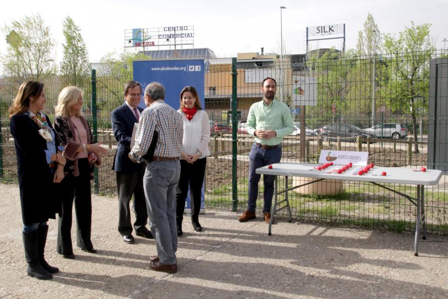 Entrega de Llaves de Huertos Urbanos en Arroyo de La Vega - El alcalde, los concejales, entregan las llaves a un vecino.