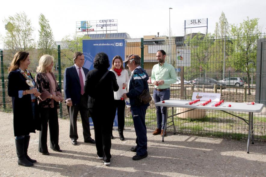 Entrega de Llaves de Huertos Urbanos en Arroyo de La Vega - El alcalde, los concejales, entregan las llaves a un vecino.