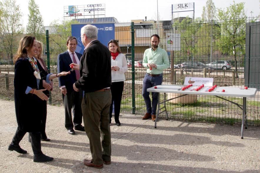 Entrega de Llaves de Huertos Urbanos en Arroyo de La Vega - El alcalde, los concejales, entregan las llaves a un vecino.