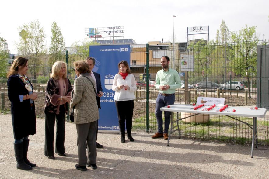 Entrega de Llaves de Huertos Urbanos en Arroyo de La Vega - El alcalde, los concejales, entregan las llaves a un vecino.