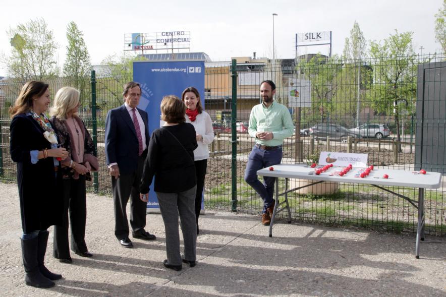 Entrega de Llaves de Huertos Urbanos en Arroyo de La Vega - El alcalde, los concejales, entregan las llaves a una vecina.