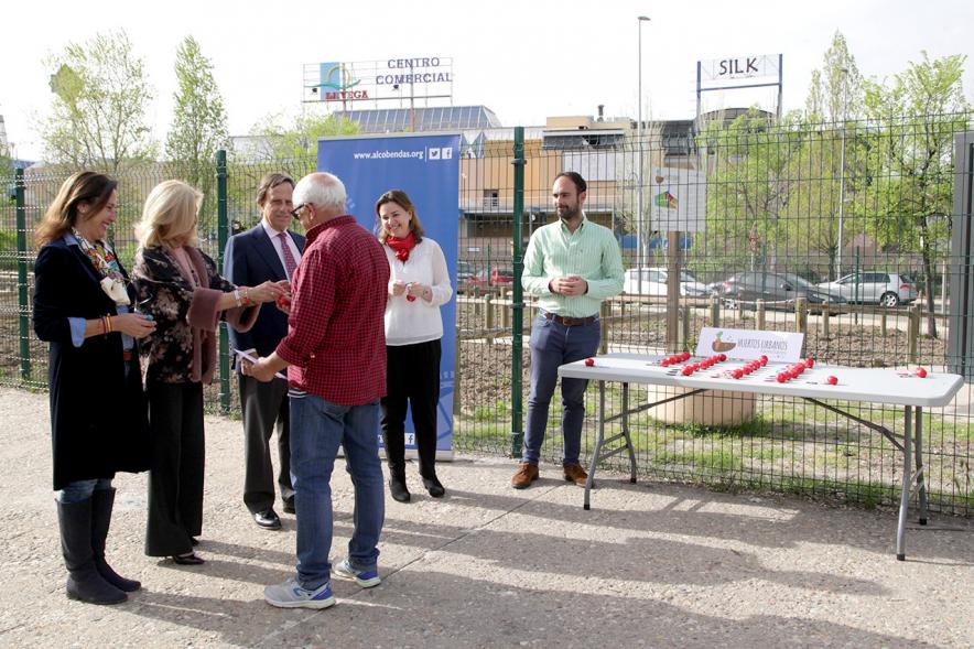 Entrega de Llaves de Huertos Urbanos en Arroyo de La Vega - El alcalde, los concejales, entregan las llaves a un vecino.