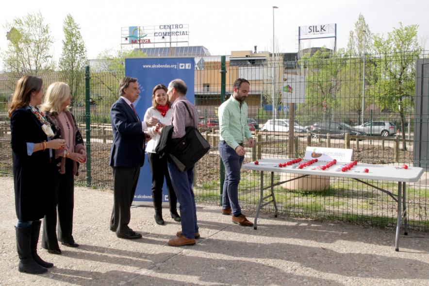 Entrega de Llaves de Huertos Urbanos en Arroyo de La Vega - El alcalde, los concejales, entregan las llaves a un vecino.