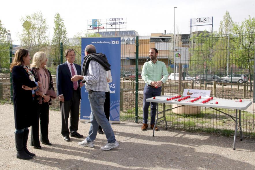 Entrega de Llaves de Huertos Urbanos en Arroyo de La Vega - El alcalde, los concejales, entregan las llaves a un vecino.