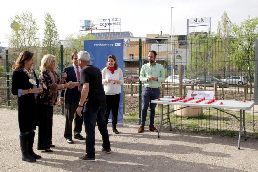 Entrega de Llaves de Huertos Urbanos en Arroyo de La Vega - El alcalde, los concejales, entregan las llaves a un vecino.
