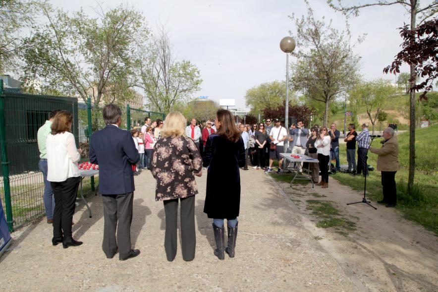 Entrega de Llaves de Huertos Urbanos en Arroyo de La Vega - Imagen posterior del alcalde con los vecinos.