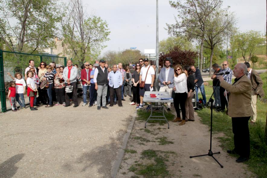 Entrega de Llaves de Huertos Urbanos en Arroyo de La Vega - Panorámica de los dueños de los huertos y las autoridades.