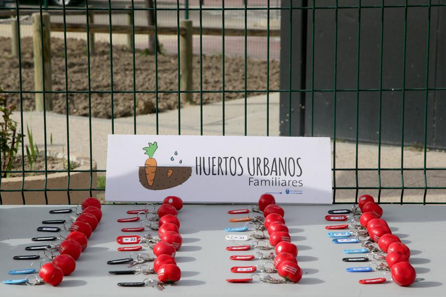 Entrega de Llaves de Huertos Urbanos en Arroyo de La Vega - Imagen  de la mesa con las llaves y el cartel del acto.,