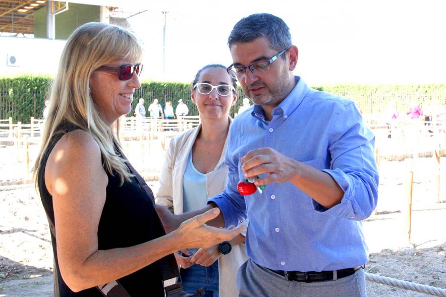 Entrega Llaves Huertos Urbanos Parque de Extremadura -  Imagen del Alcalde Rafael Sánchez Acera  entregando la llave huerto urbano a una vecina.
