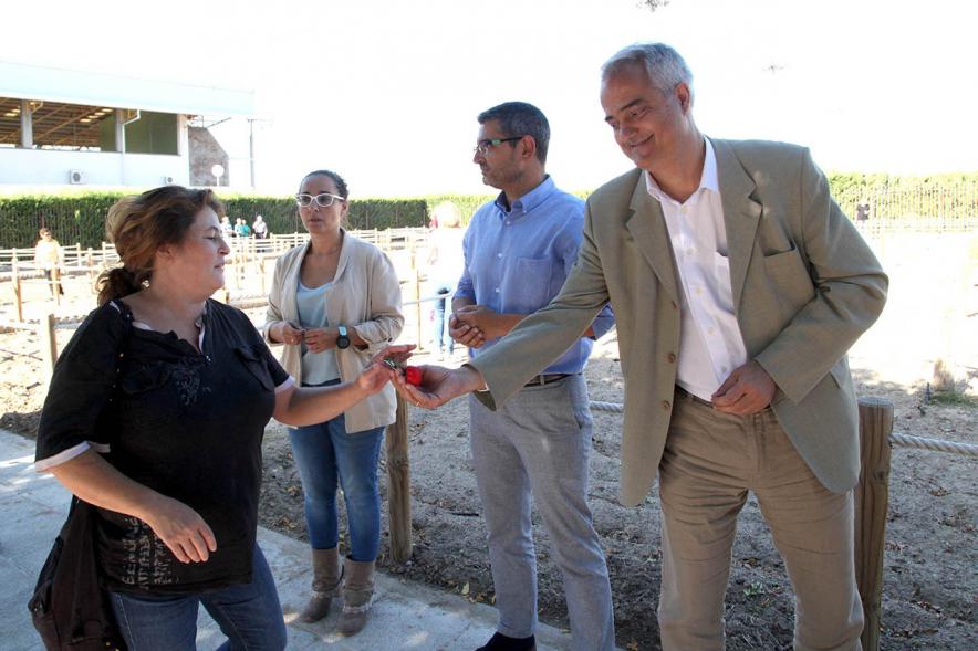 Entrega Llaves Huertos Urbanos Parque de Extremadura - Imagen del Alcalde Rafael Sánchez Acera, la concejala de Medio Ambiente Cristina Martínez y José Mª Tovar entregando las llaves de los huertos a los vecinos.