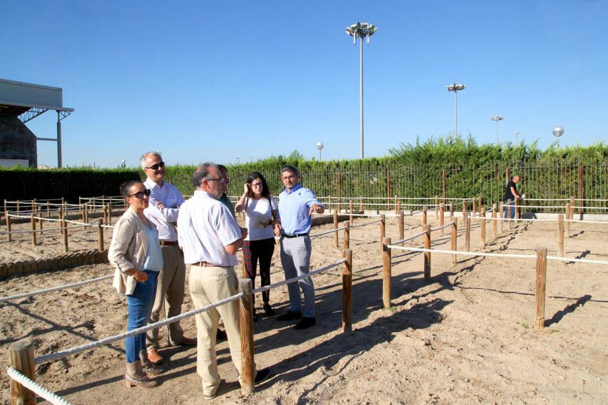 Entrega Llaves Huertos Urbanos Parque de Extremadura - Imagen del Alcalde Rafael Sánchez Acera recorriendo los huertos urbanos con unas personas.